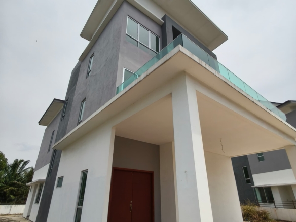 Brand New 2.5 Storey Huge Bungalow Taman Lukut Lagenda,Lukut Port Dickson
