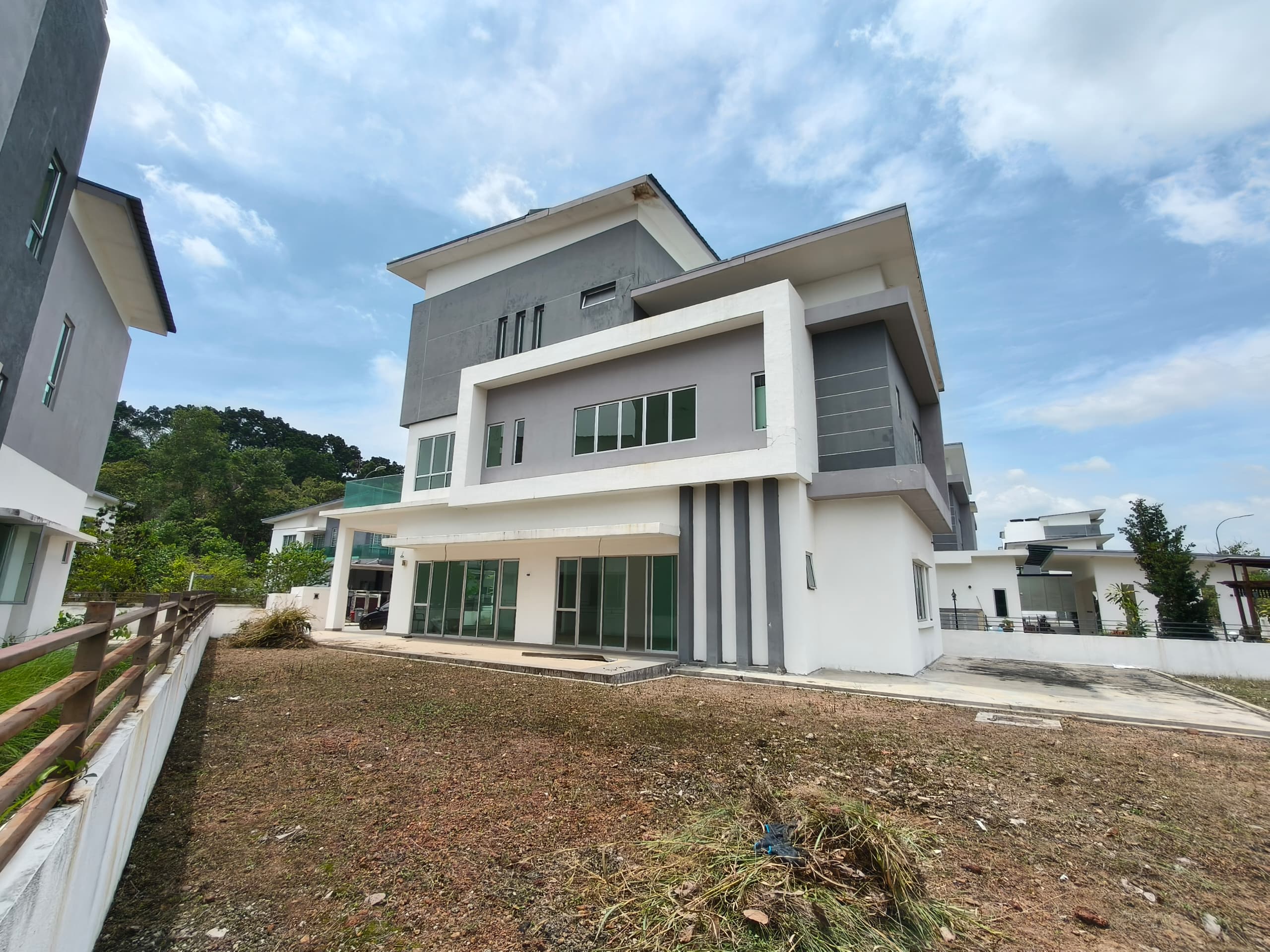 Brand New 2.5 Storey Huge Bungalow Taman Lukut Lagenda,Lukut Port Dickson