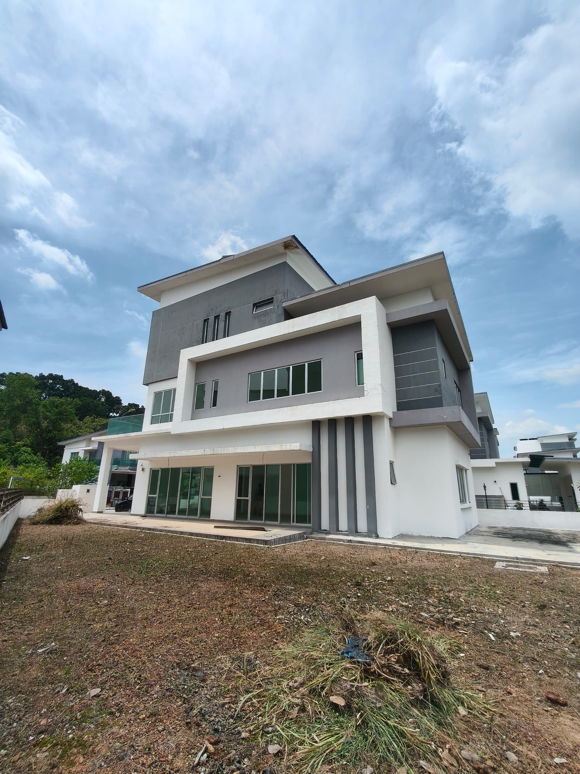 Brand New 2.5 Storey Huge Bungalow Taman Lukut Lagenda,Lukut Port Dickson