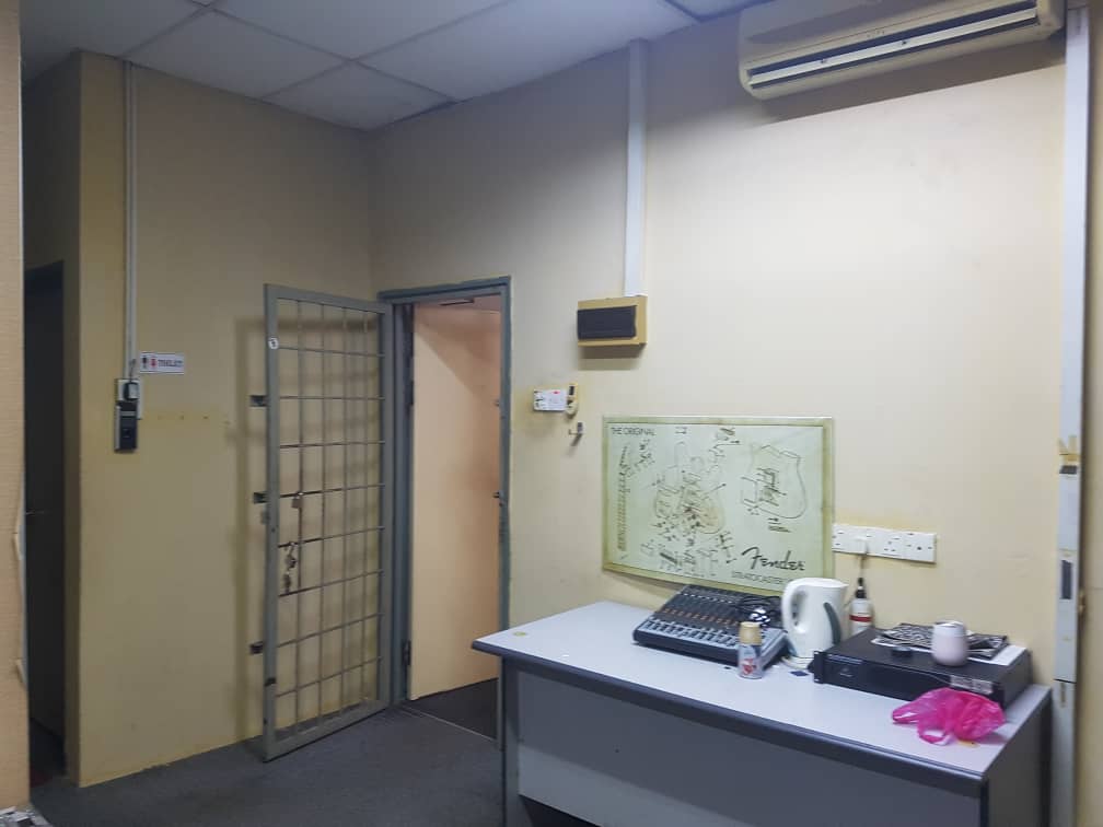 Pinggiran Putra 2nd Floor Shop Office for Sale in Seri Kembangan
