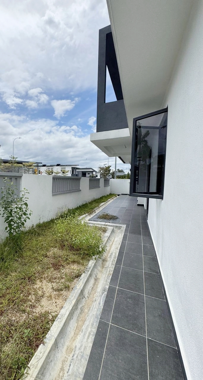 Arena Seremban 2 Double Storey EndLot With 10FT extra land