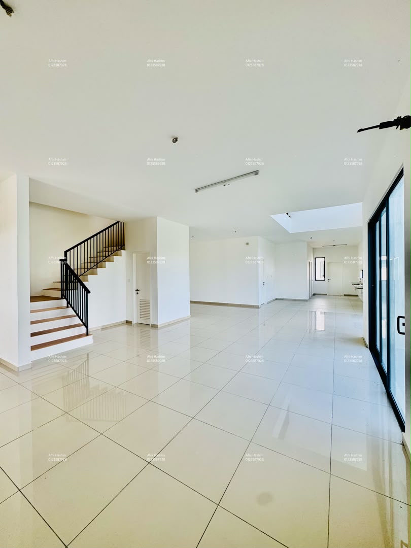 SEMI-D-LIKE-CORNER LOT