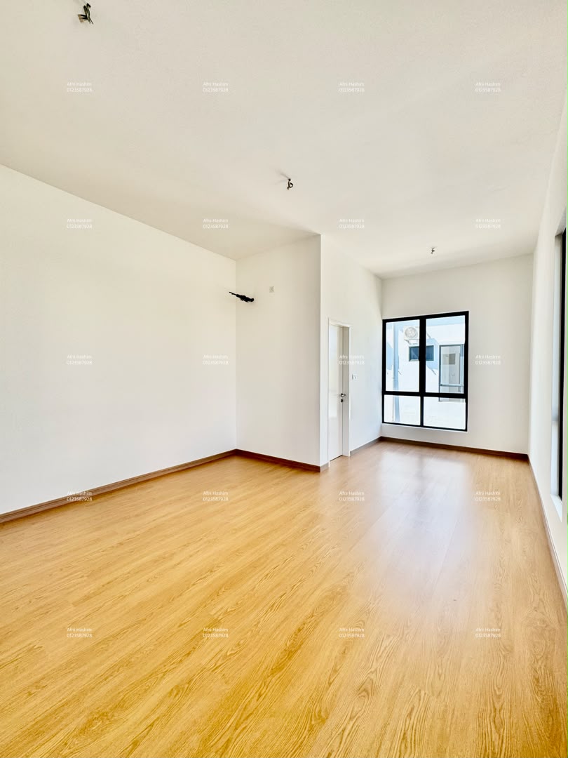 SEMI-D-LIKE-CORNER LOT