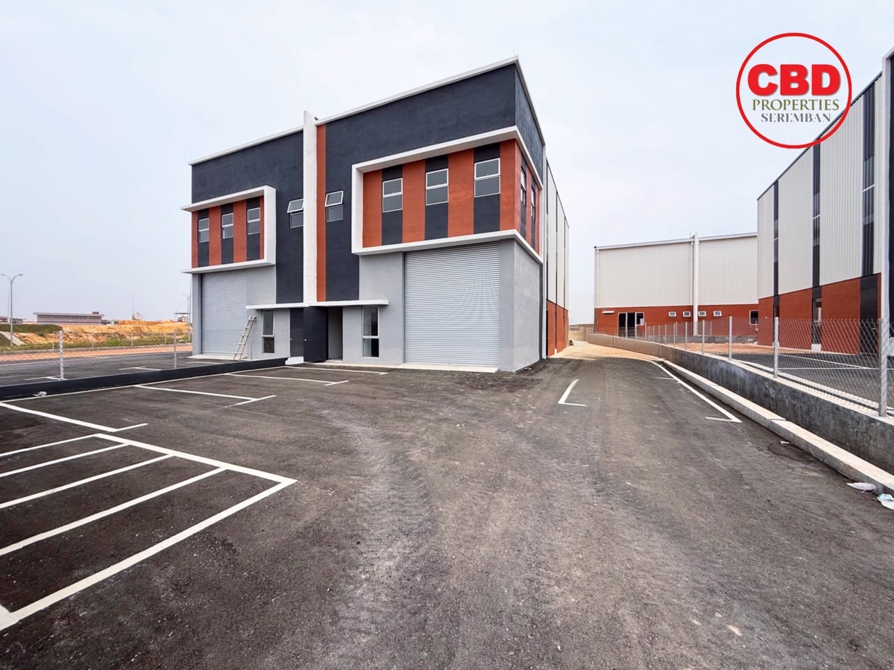FOR RENT MODERN 1.5-STOREY SEMI-D FACTORY at SPRING HILL LUKUT